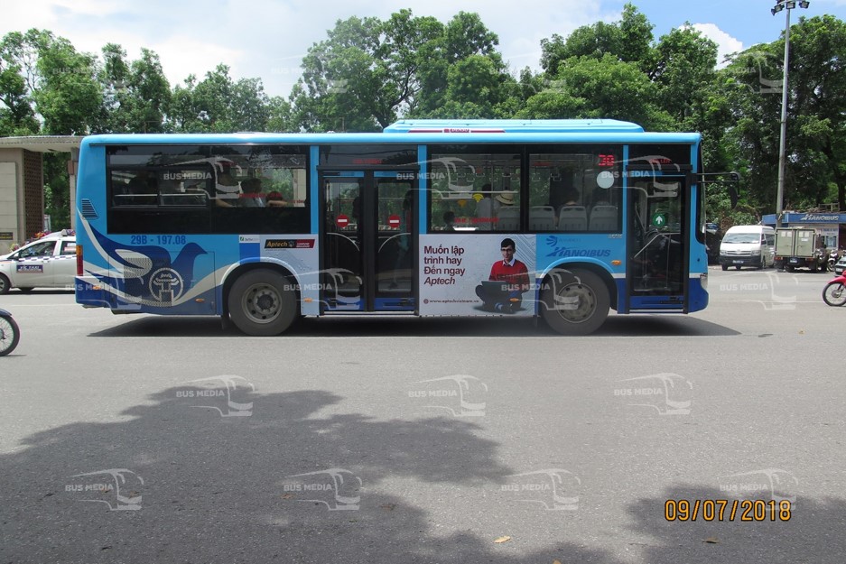 FPT Aptech và FPT Arena quảng cáo trên xe buýt