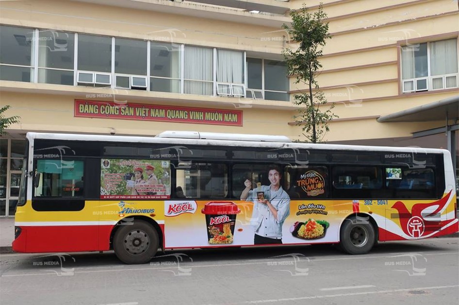 quảng cáo dán tràn kính xe buýt