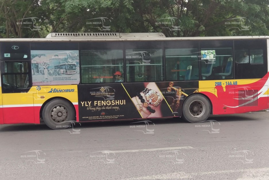 Đồ phong thủy Yly Fengshui quảng cáo trên xe buýt