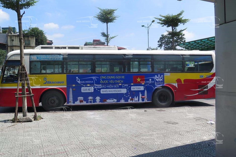 Ứng dụng FastGo và Vay Mượn quảng cáo xe buýt