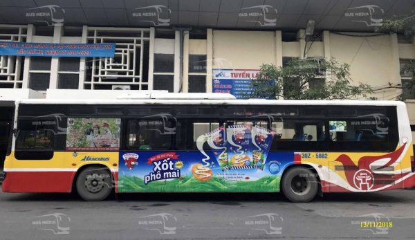 quảng cáo xe buýt cho phomai con bò cười